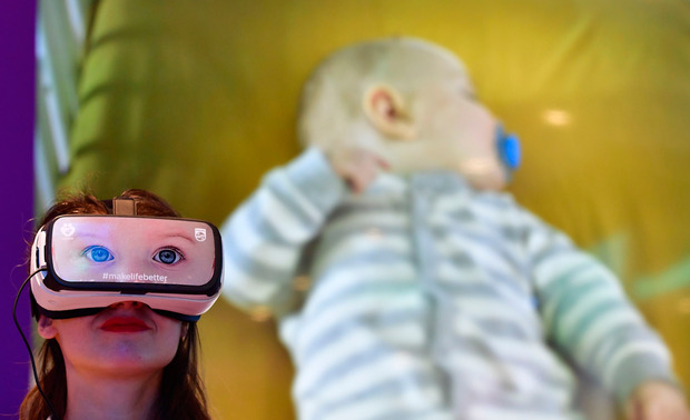 Den Durchblick wollen Eltern haben, Philips präsentiert mit einer VR-Brille neue Baby-Kameras.