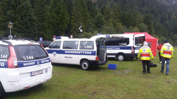 Die Wasserrettung hat vor Ort ein Einsatzkommando eingerichtet.