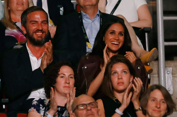 Während Prinz Harry auf der Bühne stand, lachte und klatschte seine Freundin Meghan Markle (hinten rechts) im Publikum.