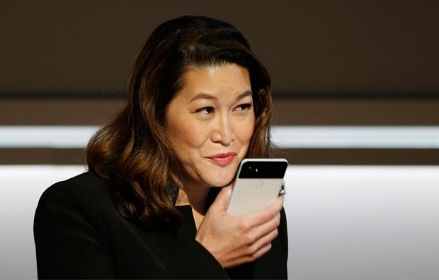 Sabrina Ellis spricht während der Präsentation mit dem Google-Phone.