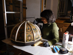 Konzentriert: Gemälderestauratorin Eva Lesny bei ihrer filigranen Arbeit.