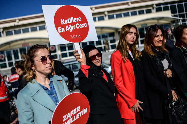Frauen vor dem Gericht fordern mit Schildern die "härteste Strafe für die Mörder".