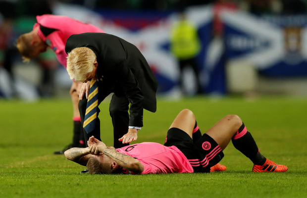 Schottlands Teamchef Gordon Strachan musste seine Spieler nach dem WM-K.o. trösten.