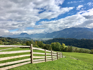 Vom Sagberg aus faszinieren die überraschenden Tiefblicke in das Inntal.