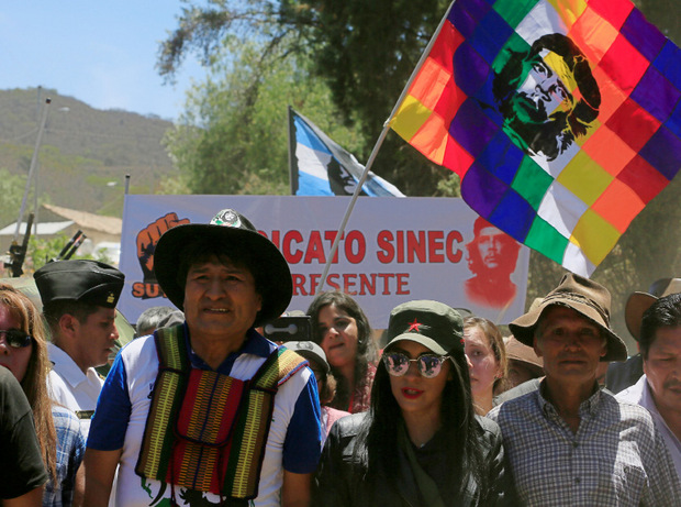 Zu Ehren des vor 50 Jahren erschossenen Che Guevara hat Boliviens Präsident Evo Morales in der Nähe der hier lange verscharrten Leiche in einem Zelt übernachtet.