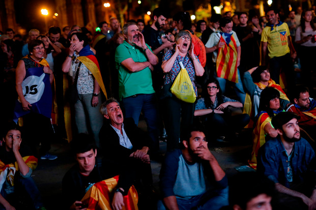 Puigdemonts Auftritt vor dem Regionalparlament war mit Spannung und Nervosität erwartet worden.