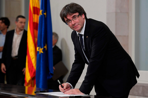 Die Zentralregierung fordert von Carles Puigdemont klare Antworten hinsichtlich der Unabhängigkeits-Erklärung.