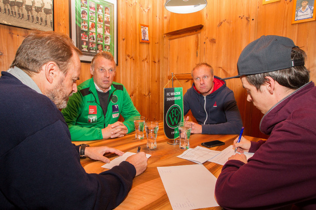 Im Wacker-Legenden-Klub standen Karl Daxbacher und Thomas Silberberger den TT-Redakteuren Tobias Waidhofer (r.) und Wolfgang Müller Rede und Antwort.