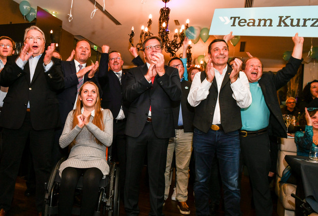 LH Günther Platter (VP) jubelte mit Spitzenkandidatin Kira Grünberg und den Parteigranden über das Ergebnis in Tirol und für Sebastian Kurz.
