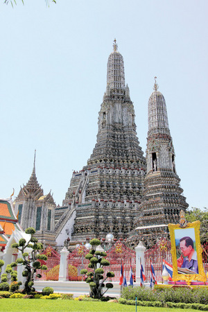 Vor dem Wat Arun Tempel in Bangkok wird König Bhumipol gedacht.