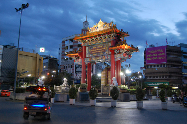 Das China-Gate markiert den Anfang von Bangkoks China-Town, das die "Yaowarat Road" säumt.