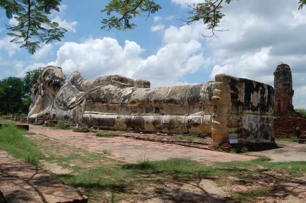 Dieser gigantische Buddha liegt in der Wat Yai Chai Mongkol Tempelanlage.