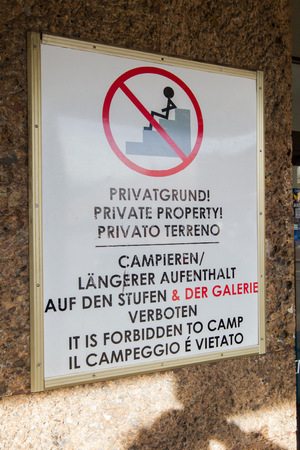 Das neue Nächtigungsverbot greift, Verbotsschilder sind in der Stadt omnipräsent.
