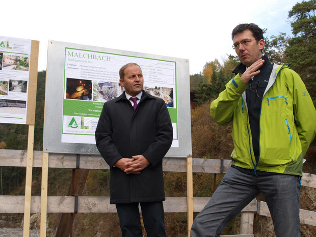 Wildbach-Chef Gebhard Walter erläutert LHStv. Josef Geisler (r. o.) die Maßnahmen am Malchbach.