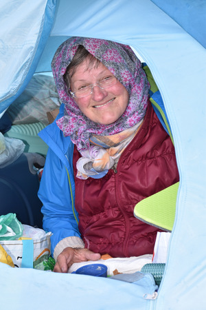 Ein Oktobervormittag, 10 Uhr: Die 68-Jährige ist noch dick eingepackt. Die Kälte steckt ihr beim Frühstück, das ebenfalls nur Außentemperatur hat, noch in den Gliedern.