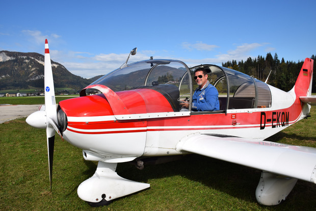 Betriebsleiter Thomas Stocker steigt selbst gerne in einen Flieger und genießt das Gefühl der Freiheit in der Luft.