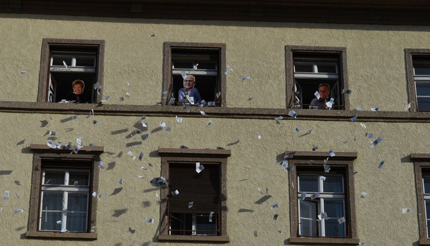 Aktivisten warfen Spielzeuggeld vom vierten Stock des Landhauses.