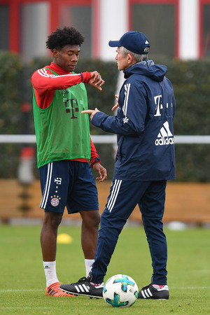 Jupp Heynckes im Gespräch mit David Alaba.