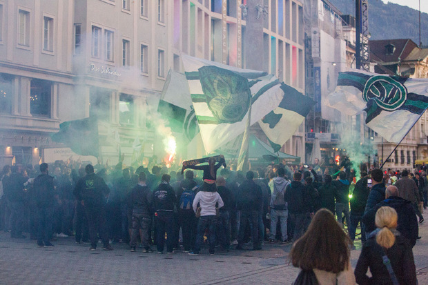 Rund 250 Wacker-Anhänger sorgten vor Spielbeginn beim Fanmarsch in der Innsbruck Innenstadt für Stimmung.
