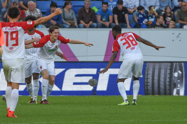 ÖFB-Jubel bei Augsburg: Kevin Danso gratuliert Torschütze Michael Gregoritsch zum Treffer.