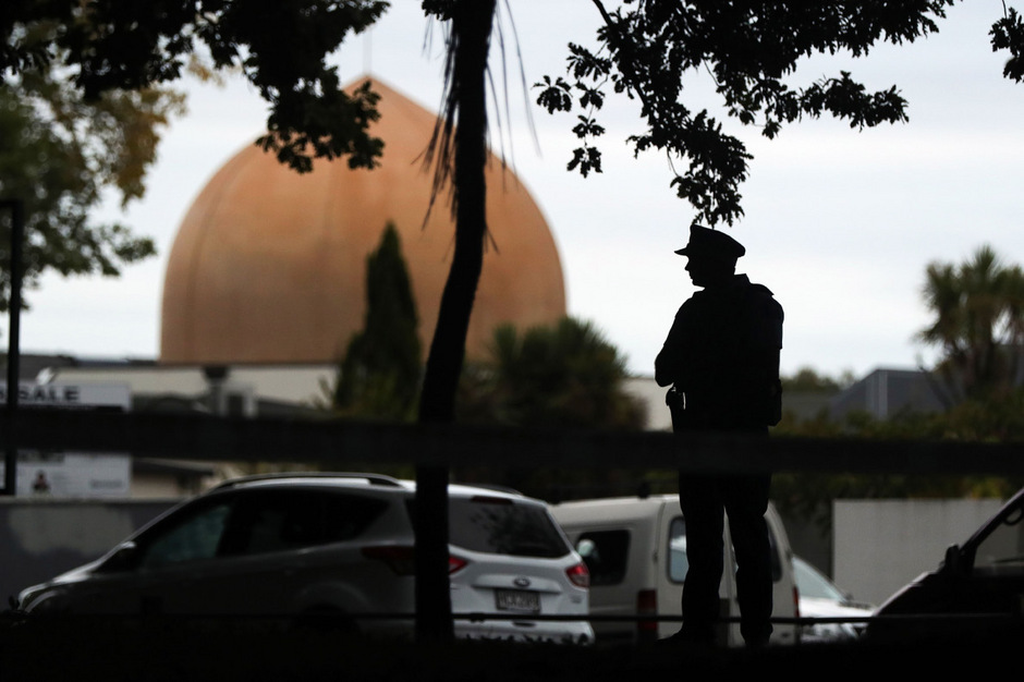 Ein Polizist steht vor der Masjid-Al-Nur-Moschee, wo 41 Menschen ihr Leben verloren.