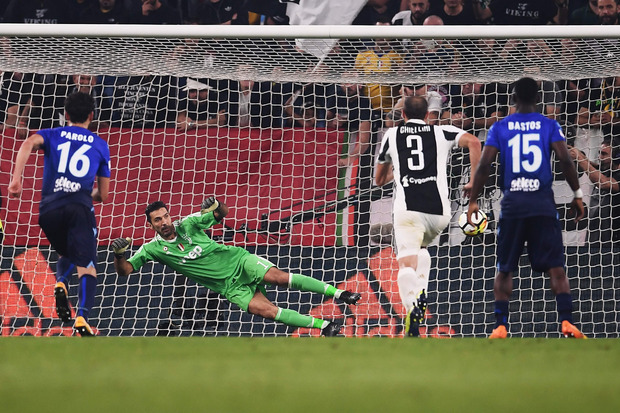 Torwart-Legende Gigi Buffon war beim 2:1-Treffer durch einen Elfmeter von Immobile machtlos.