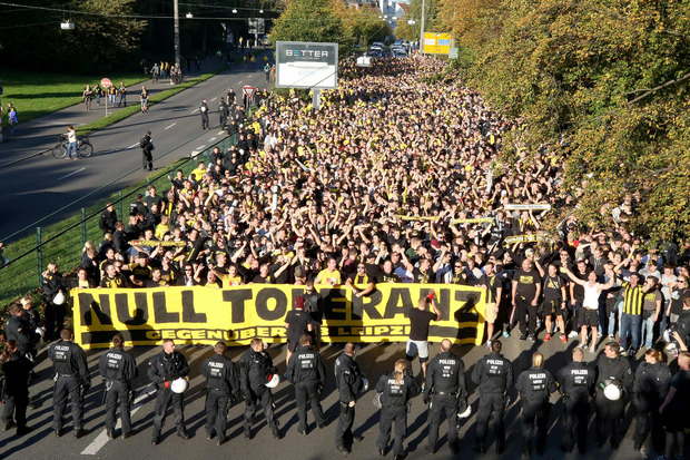 Die Dortmunder Anhänger protestierten mit einem Fanmarsch gegen Leipzig.