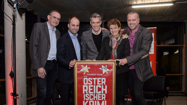 Im Bild: v.l. Haymon Verleger Markus Hatzer, Markus Schafferer (Geschäftsführender Gesellschafter PEMA-Gruppe), Preisträger Thomas Raab, Bürgermeisterin der Stadt Innsbruck Christine Oppitz-Plörer, Schriftsteller Bernhard Aichner.