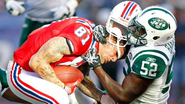 Und manchmal hilft auch der Helm als Schutz nichts - im Bild Aaron Hernandez bei einem Spiel im Jahr 2012 gegen die New York Jets.