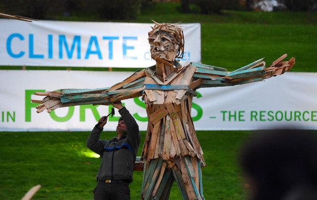 Aktivisten machen am Rande der Klimakonferenz auf die Umwelt-Problematik aufmerksam.