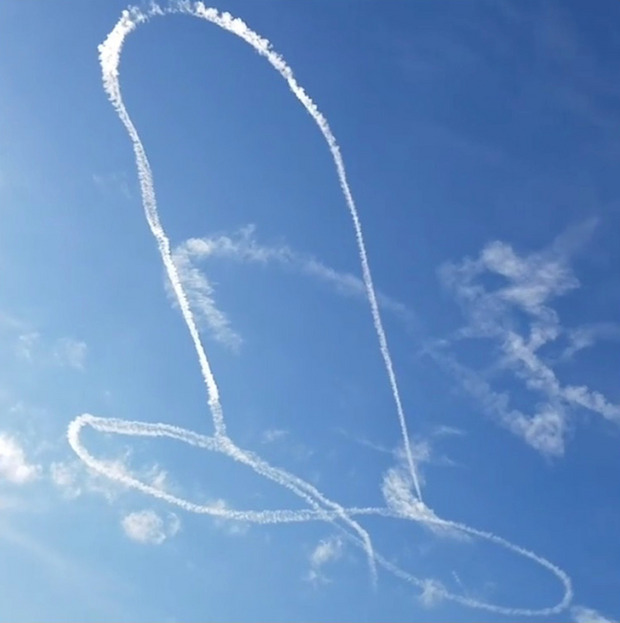 Fotos von dem „Kunstwerk“ des übermütigen F-18-Piloten machten schnell im Internet die Runde.