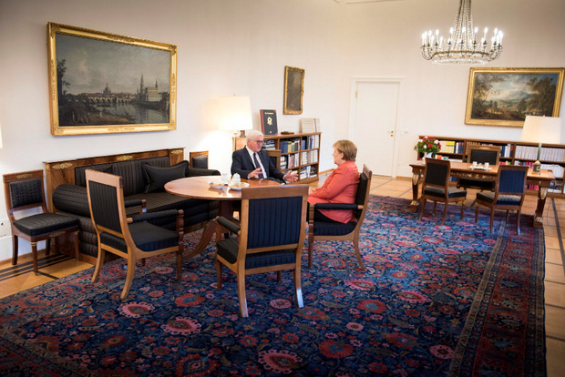 Kanzlerin Angela Merkel und Bundespräsident Frank-Walter Steinmeier berieten am Montag über das weitere Vorgehen.