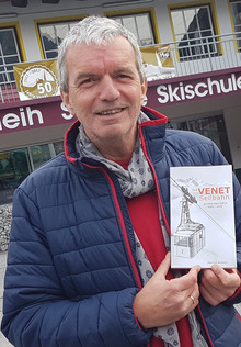 Manfred Jenewein mit dem Venet-Buch.