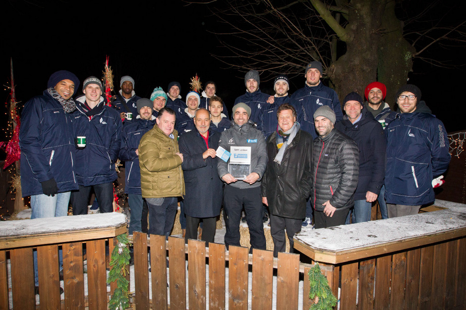 Am Weihnachtsmarkt beim Bierstindl gab es die feierliche Überreichung mit der Mannschaft und Manager Hannes Kronthaler (3. v. r.).