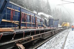 Der Zug war aus den Schienen gesprungen.