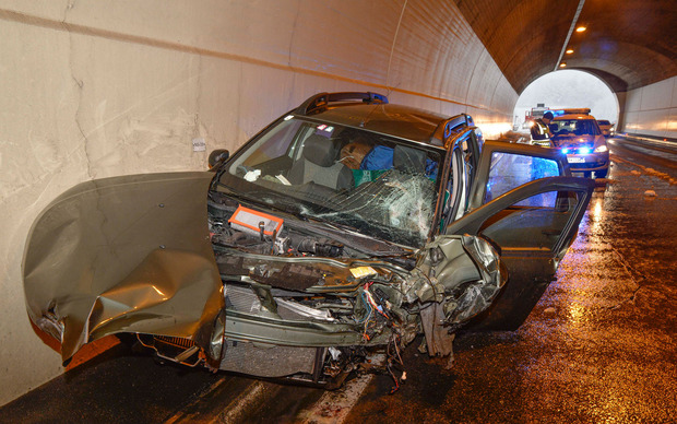 In Silz prallte ein Auto auf der Autobahn gegen das Tunnelportal der Simmeringgalerie.