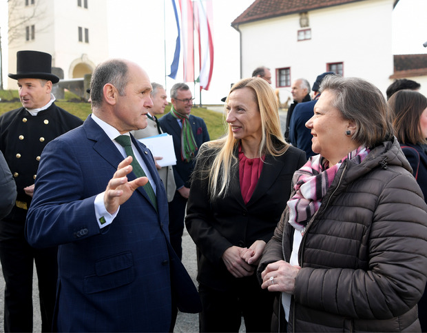 Parlamentspräsident Wolfgang Sobotka unterhält (sich mit) Frauenministerin Juliane Bogner-Strauß und der Dritten NR-Präsidentin Anneliese Kitzmüller´.