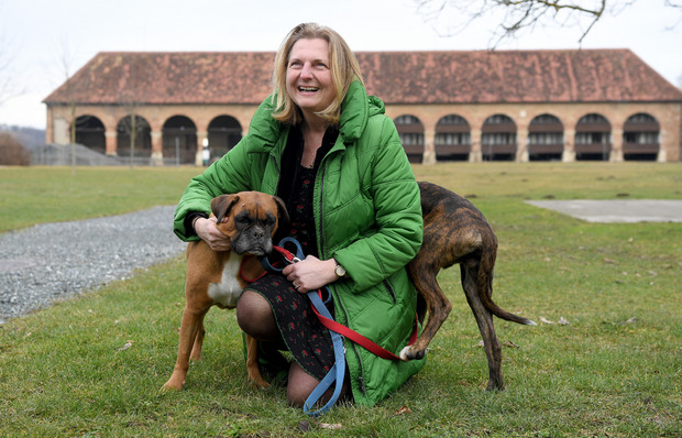 ußenministerin Karin Kneissl hat ihre Hunde „Winston“ und „Jackie“ mit dabei.