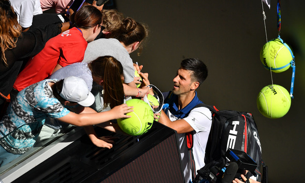 Ein gut gelaunter Novak Djokovic schrieb nach seinem Auftaktsieg fleißig Autogramme.