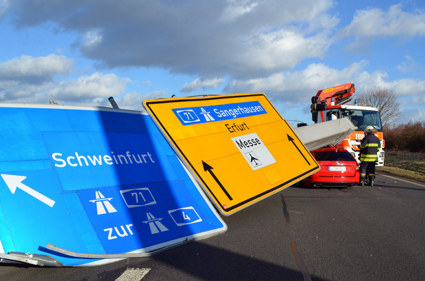 Ein Verkehrsschild stürzte bei Erfurt auf eine Auto. Verletzt wurde niemand.
