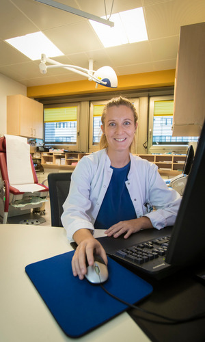 Zurück im weißen Kittel: Michaela Duggan-Peer ist erst vor Kurzem an die Innsbrucker Frauenklinik zurückgekehrt. Zuvor bestand ihre Arbeitsuniform auch aus einem Kopftuch.