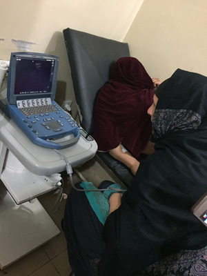 Arbeitsuniform mit Kopftuch: In Pakistan leitete Michaela Duggan-Peer eine Geburtsklinik im nördlichen Konfliktgebiet.