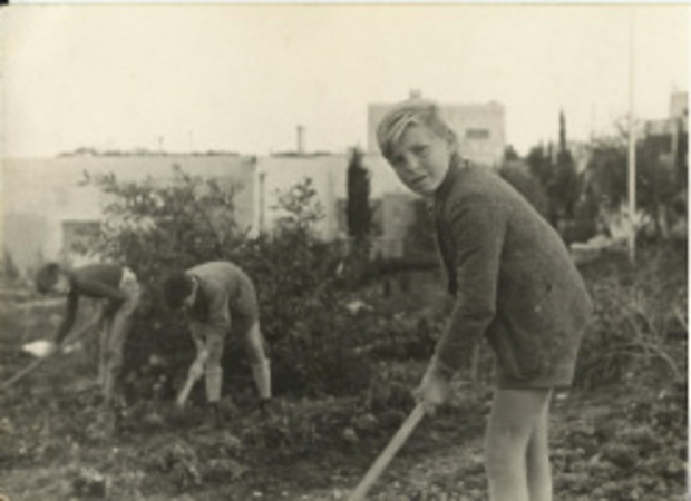 Abraham Gafni bei der Feldarbeit in der Nähe des Internats der Jugend-Aliyah in Talpiot, Jerusalem (1941–43).