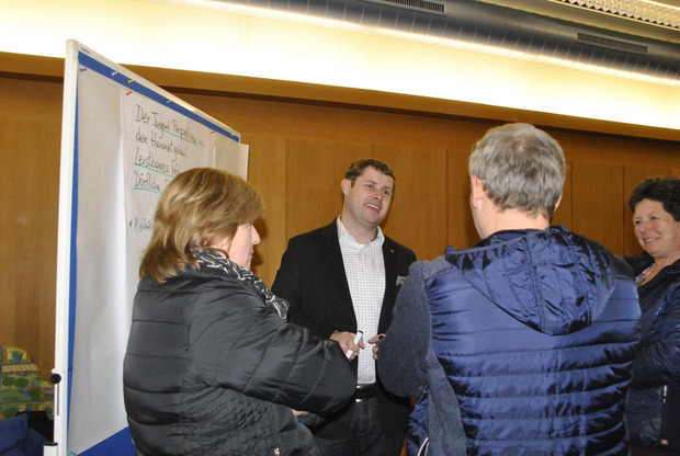 Scheffaus Bürgermeister Christian Tschugg im Gespräch mit Besuchern.