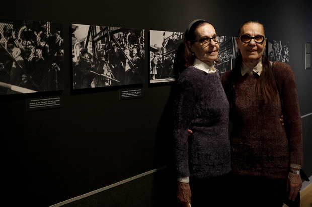 Die israelischen Zwillinge Lia Huber und Judith Barnea überlebten den Holocaust und die grausamen Experimente des NS-Arztes Josef Mengele. Hier stehen sie vor Fotografien, die die Befreiung von Auschwitz zeigen.
