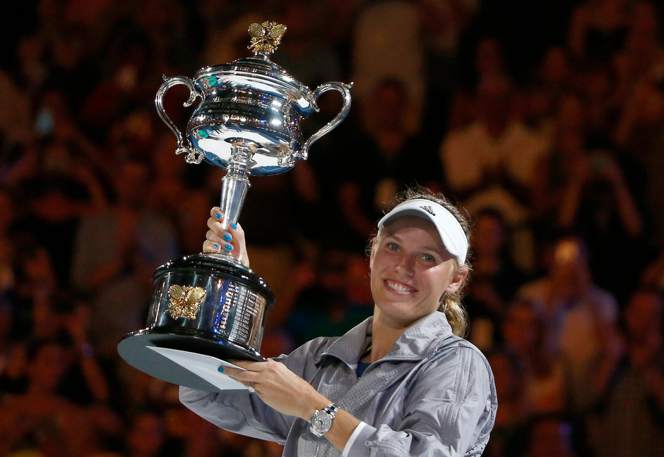 Strahlt mit ihrer Trophäe: Caroline Wozniacki.