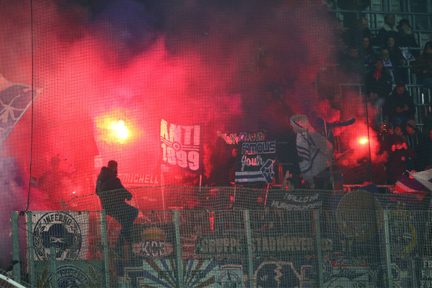 Auf den Tribünen brannten beim Wiener Derby die Bengalos.