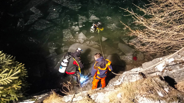 Die junge Beifahrerin konnte erst von den Tauchern der Wasserrettung aus dem versunkenen Auto geborgen werden.