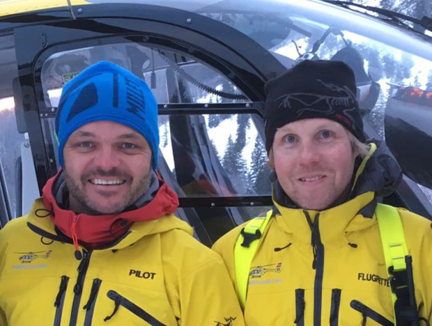 Christoph Grünbacher und Flugretter Hannes Grander (v. l.) waren beim Dreh in Going mit dabei.