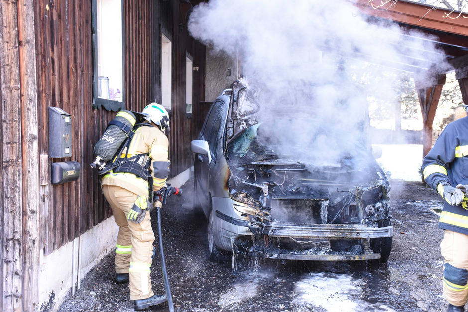 Der Wagen wurde durch den Brand schwer beschädigt.